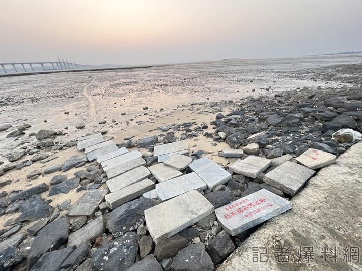 <cite>金門「海景電影院」驚見一條由墓碑鋪成的石板步道。（圖／翻攝自記者爆料網）</cite>