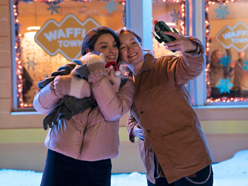 Odeya Rush and Liv Hewson with a pig in the snow