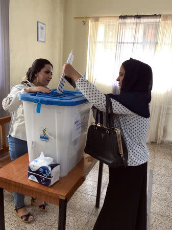 A woman casts her vote at a polling station, during parliamentary elections in the semi-autonomous region in Sulaimaniya, Iraq September 30, 2018. REUTERS/Raya Jalabi