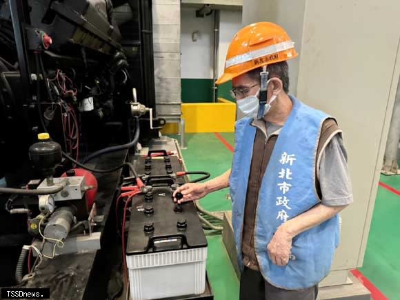 抽水站站員檢查柴油引擎電瓶水位，確保引擎運作安全。(圖：新北市水利局提供)