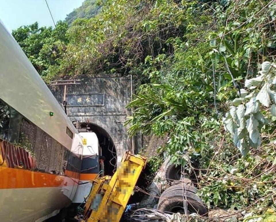 台鐵408次太魯閣號今年4月2日在花蓮清水隧道前，撞上違法施工、掉落鐵軌的工程車，導致出軌，釀49人死亡、逾200人輕重傷。(中央社資料照)