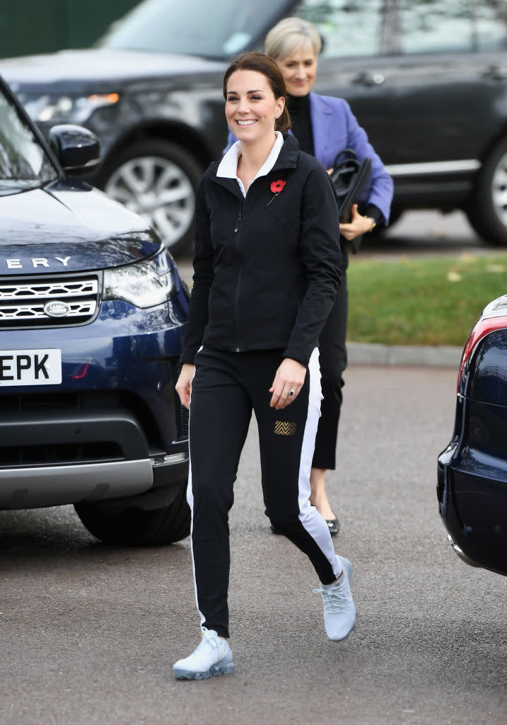<p>Am 31. Oktober besuchte die Herzogin von Cambridge die Lawn Tennis Association in Monreal London mit Jogginghose und Nike Air VaporMax Sportschuhen. <em>[Bild: Getty]</em> </p>