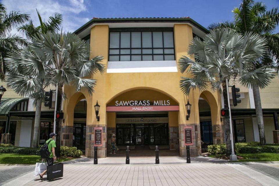 Early holiday shopping along with Trump’s rally is expected to cause heavy congestion in and around Sawgrass Mill’s Mall for most of the day Tuesday.