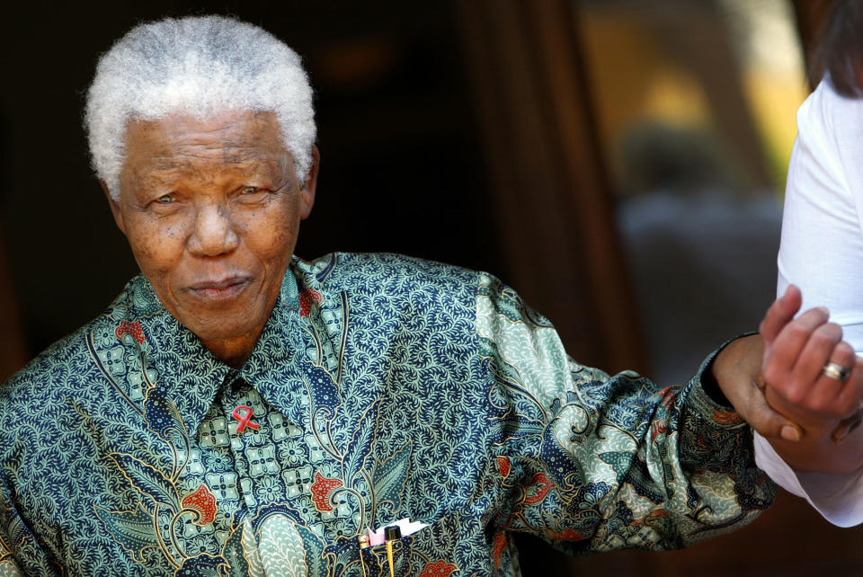 Nelson Mandela, primer presidente negro de Sudáfrica y símbolo de la lucha la igualdad racial, fue elegido este lunes por unanimidad Ciudadano de Honor de la ciudad de París. (AFP/Archivo | Gianluigi Guercia)