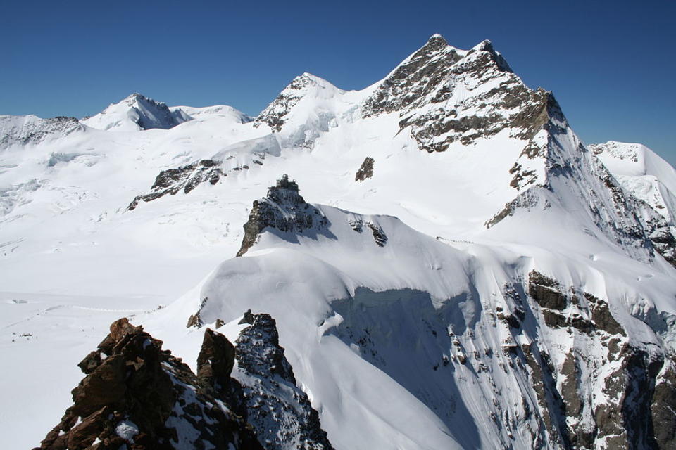 覆蓋著白雪的少女峰山坳站和斯芬克斯天文台 (Photo by Pmau, License: CC BY-SA 4.0, Wikimedia Commons提供)