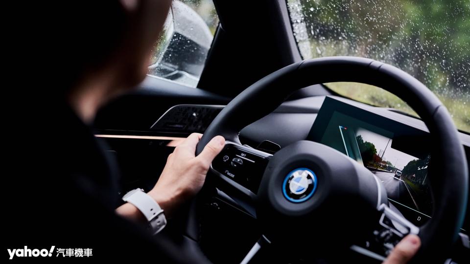 藉由輔助電控的協助也讓駕駛者能更輕易的駕馭超過5米長、1米9寬的i5。