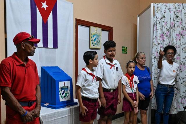 Los cubanos votan este domingo para renovar el parlamento por cinco años con 470 candidatos a diputados para ocupar el mismo número de escaños y con el abstencionismo como único enemigo a vencer.