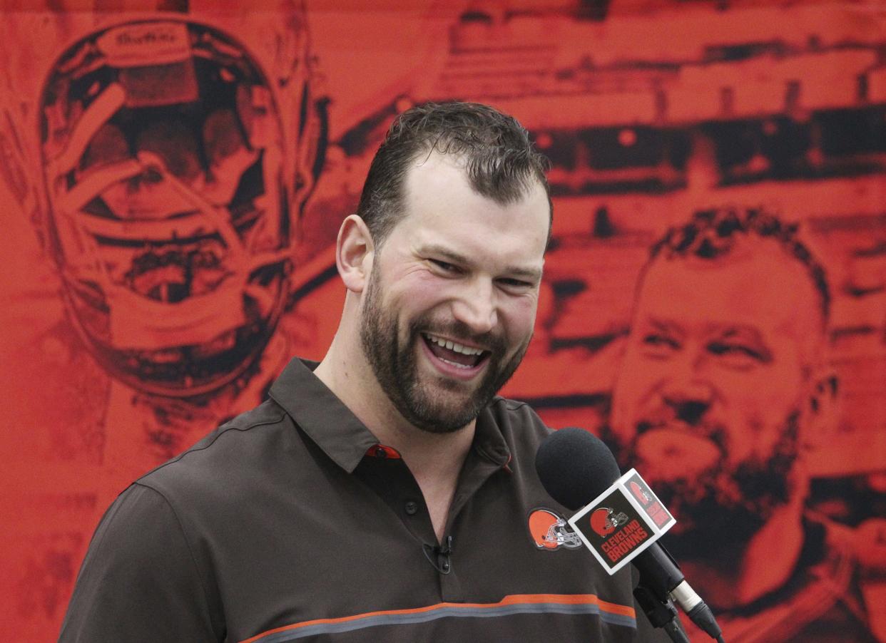 Former Browns offensive lineman Joe Thomas expressed interest in replacing Doug Dieken as a radio broadcaster for Browns games. [John Kuntz/The Plain Dealer via AP file]