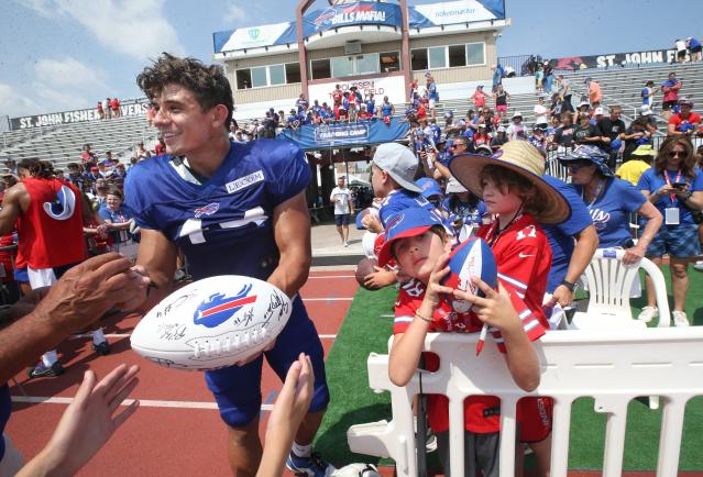 Local Buffalo product Joe Andreessen takes in Bills' 'Blue and Red' practice - Yahoo Sports