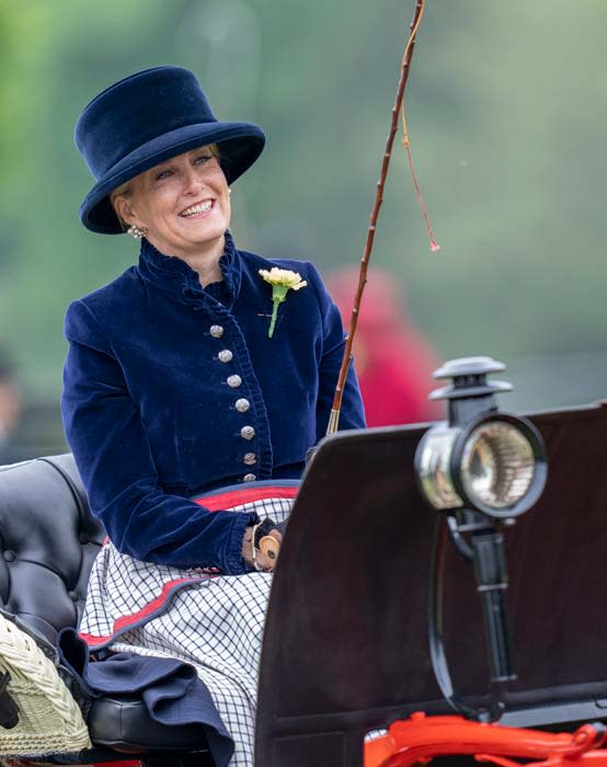 countess-of-wessex-velvet-coat-carriage