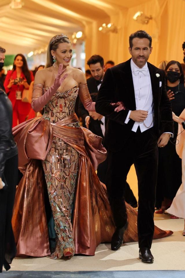 Blake Lively abbaglia con un abito ispirato alla Statua della Libertà al  Met Gala del 2022