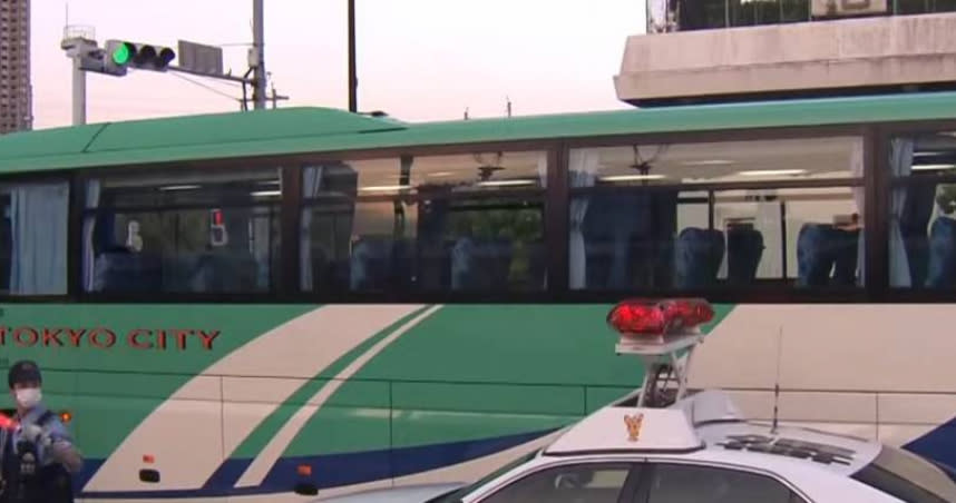 日本東京一輛巴士上，驚傳男子持刀砍人事件。（圖／翻攝自ANNnewsCH YouTube）