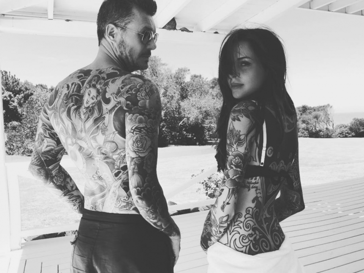 Padre e hija lucen su cuerpo tatuado.