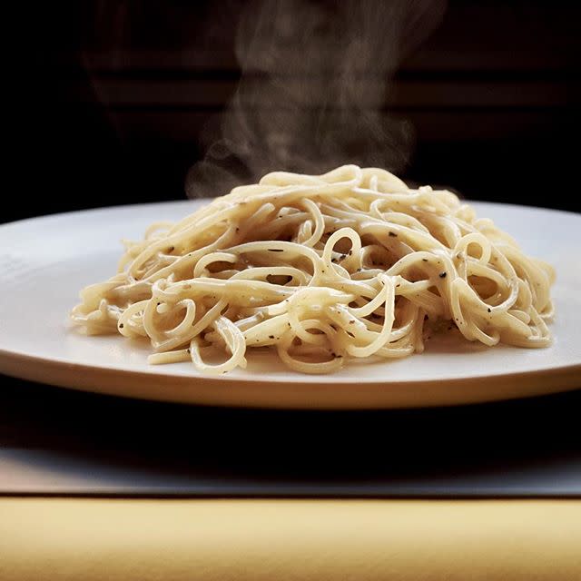 <p>“Je ne savais pas si les gens en commanderaient ou non, mais ils l’ont fait ! Les gens sont vraiment dedans”, confie un restaurateur italien de Londres, interrogé par Munchies, qui propose des pâtes carbonara au petit-déjeuner. Crédit image : @palatino </p>