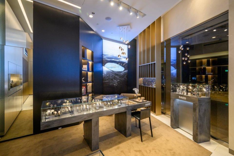 RADO瑞士雷達錶位於台北101一樓的旗艦店的店內擺飾，呈現頂級品牌的質感。