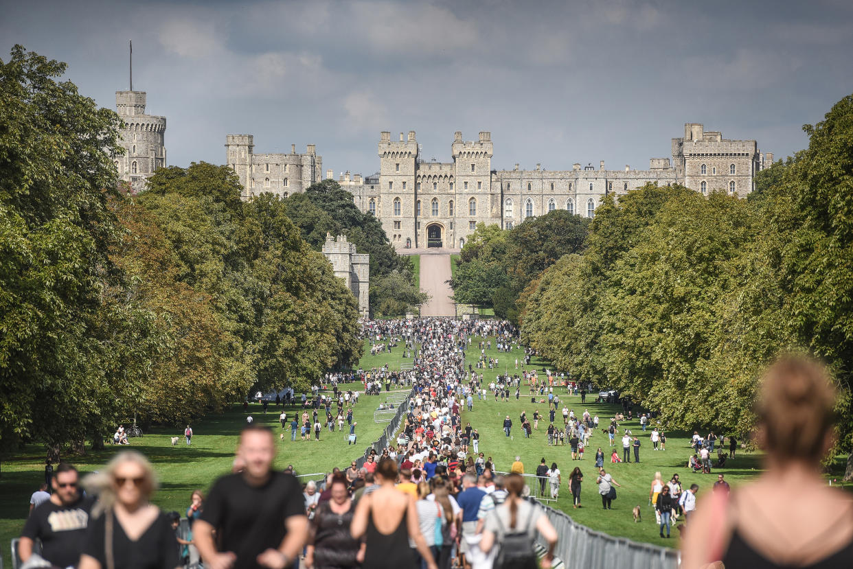 La gente se reúne para presentar sus respetos a la reina Isabel II afuera del Castillo de Windsor en Windsor, Inglaterra, el domingo 11 de septiembre de 2022. (Mary Turner/The New York Times)