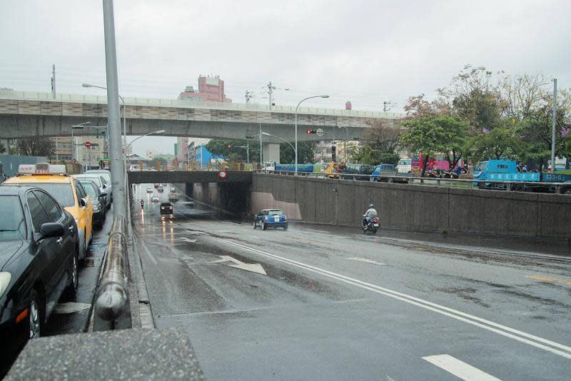 ▲東區建成路地下道填平，預計明年3月完工，將可串聯綠空廊道及精武車站。(圖／柳榮俊翻攝2020.5.22)