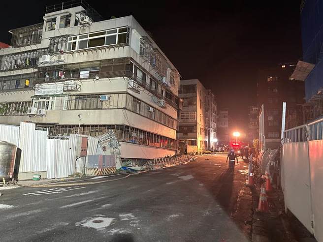 7日晚間台北市中山區大直街巷內建案都更重建海砂屋，造成附近房屋傾斜，影響25戶，甚至還有一棟屋子嚴重傾斜，一樓直接陷入地底。（陳怡君辦公室提供）