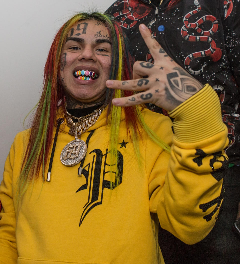 el look que hizo famoso a 6ix9ine 