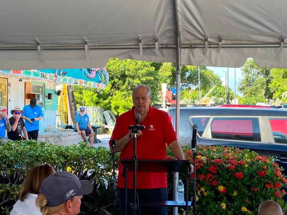 El fiscal estatal del Condado Monroe, Dennis Ward, habla durante una manifestación afuera de un restaurante cubano en Cayo Largo, el domingo 8 de octubre de 2023, en contra de una propuesta para fusionar los circuitos judiciales del estado.