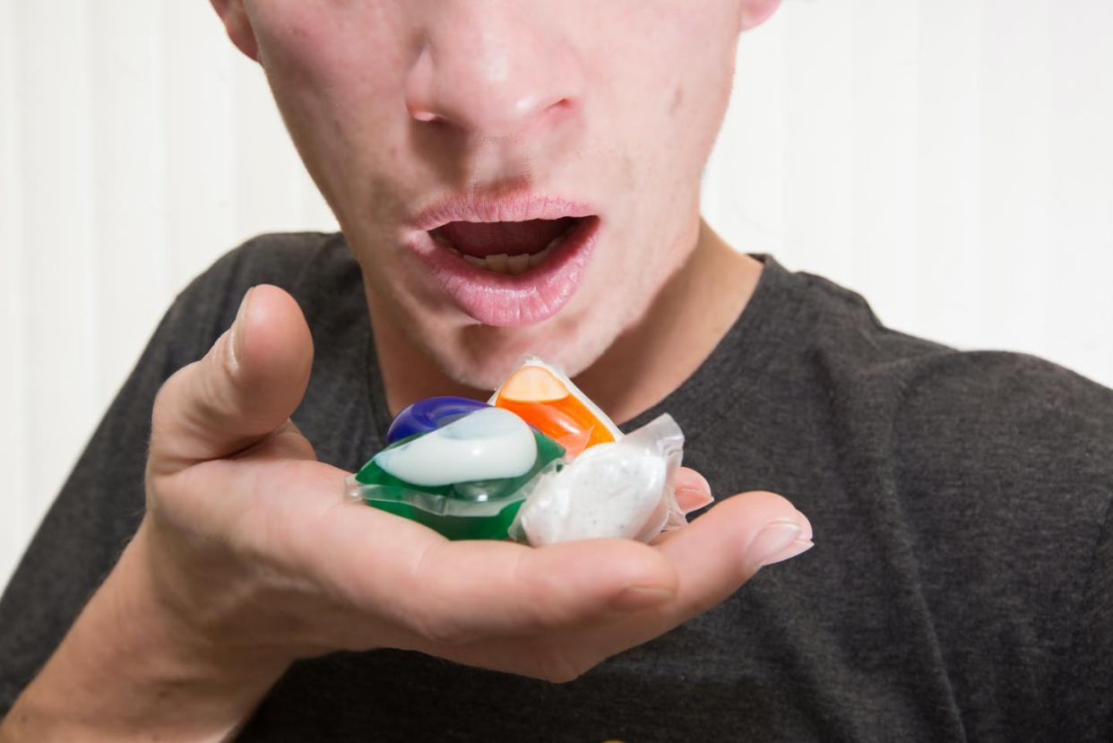 <span class="caption">Un reto viral denominado _Tide Pod Challenge_ consistía en grabarse comiendo cápsulas de detergente.</span> <span class="attribution"><a class="link " href="https://www.shutterstock.com/es/image-photo/pod-challenge-detergent-797555044" rel="nofollow noopener" target="_blank" data-ylk="slk:Shutterstock / Kyle T Perry;elm:context_link;itc:0;sec:content-canvas">Shutterstock / Kyle T Perry</a></span>