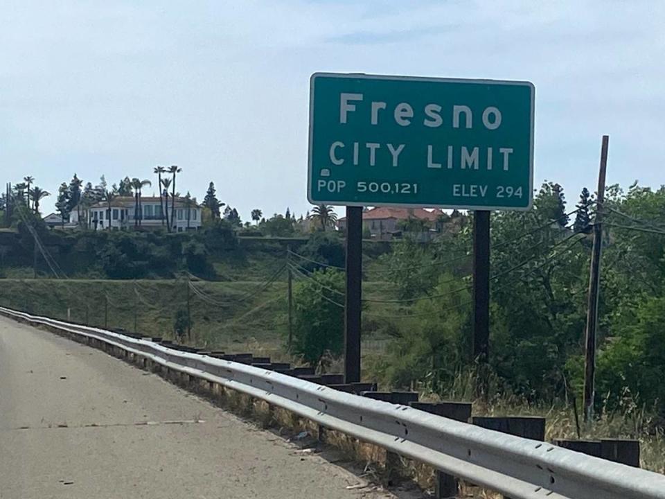 A Fresno city limit/population sign on southbound Highway 41 north of the Friant Road exit, tallies the city’s population at 500,121. Other highway signs have differing population numbers for Fresno.