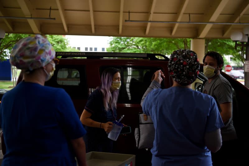 Wider Image: From home to hospital: giving birth during the U.S. coronavirus outbreak