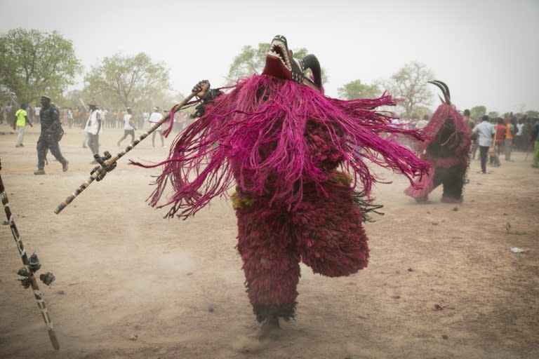 Une parade lors du festival des masques à Pouni, au Burkina Faso, le 30 mars 2024 (FANNY NOARO-KABRÉ)
