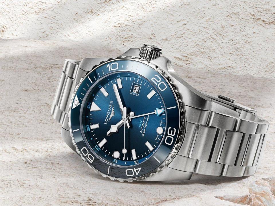 浪琴（LONGINES）把熱銷錶款「浪鬼」HydroConquest深海征服者潛水錶，與「真兩地時間功能」L844.5機芯結合，並同時推出四種顏色版本，是近期鐘錶市場最具賣相的話題作品之一。定價約NT$89,900（精鋼鍊帶款）。