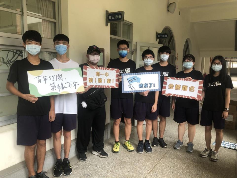 台南一中科學班今年有一人考上台大醫學系，九人錄取台大電機系。（記者施春瑛攝）