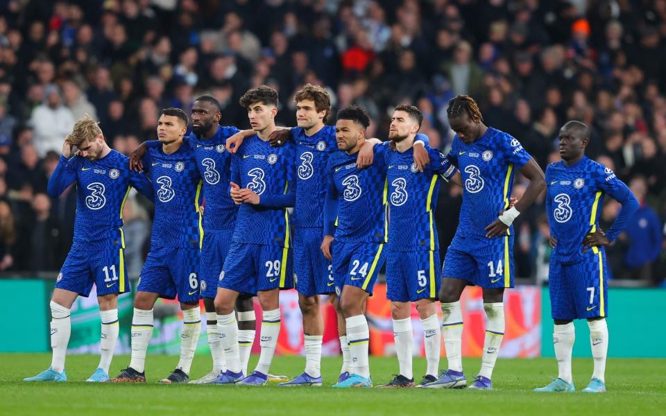 Chelsea players look dejected during the Carabao Cup Final match between Chelsea and Liverpool at Wembley Stadium on February 27, 2022 in London, England - GETTY IMAGES