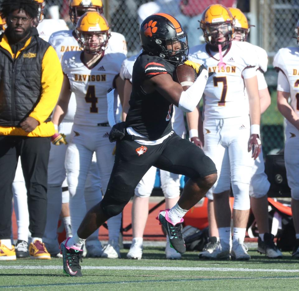 Belleville running back Jeremiah Beasley runs for a touchdown against Davison during first-half action at Novi High School on Saturday, Nov. 18, 2023.