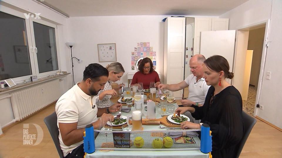 Pumpernickel-Kirchtürmchen eröffneten den vierten Dinner-Abend in Münster, von links: Edip, Sina, Gastgeberin Inga, Jürgen und Lisa.
 (Bild: RTL)