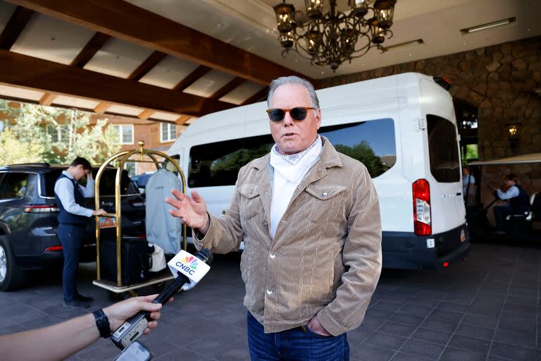 David Zaslav, presidente y CEO de Warner Bros., habla con la prensa al llegar a la Allen & Company Sun Valley Conference, el 9 de julio de 2024, en Sun Valley, Idaho. (Kevork Djansezian/Getty Images)