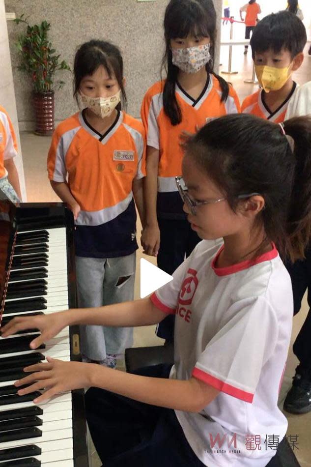▲青埔國小學生自在的演奏鋼琴。(圖/記者曾平翻攝)