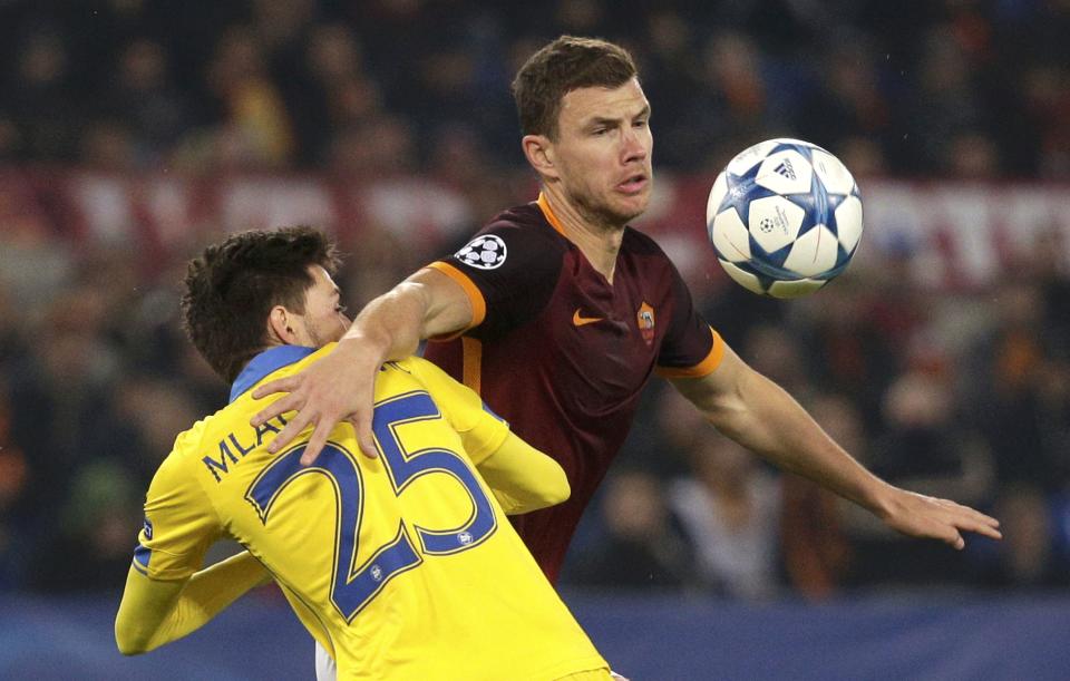 Football Soccer - AS Roma v BATE Borisov - Champions League Group Stage - Group E - Olympic Stadium, Rome, Italy - 09/12/15 - AS Roma's Edin Dzeko (R) in action against BATE Borisov Filip Mladenovic . REUTERS/Max Rossi