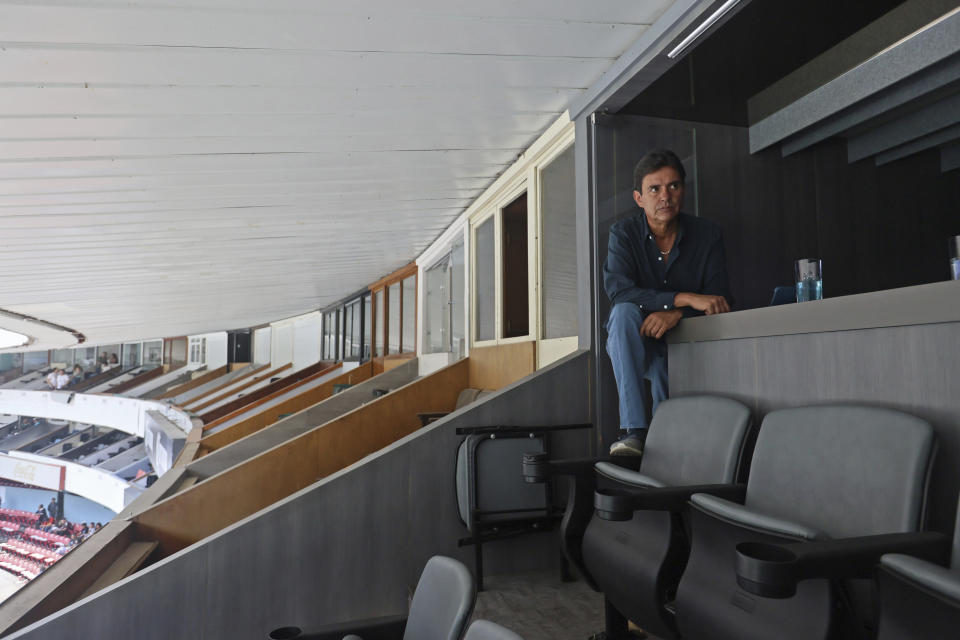 Roberto Ruano, el secretario de una asociación de propietarios de palcos del Estadio Azteca de la Ciudad de México, posa para una foto en su palco preferencial, el sábado 4 de mayo de 2024. (AP Foto/Ginnette Riquelme)