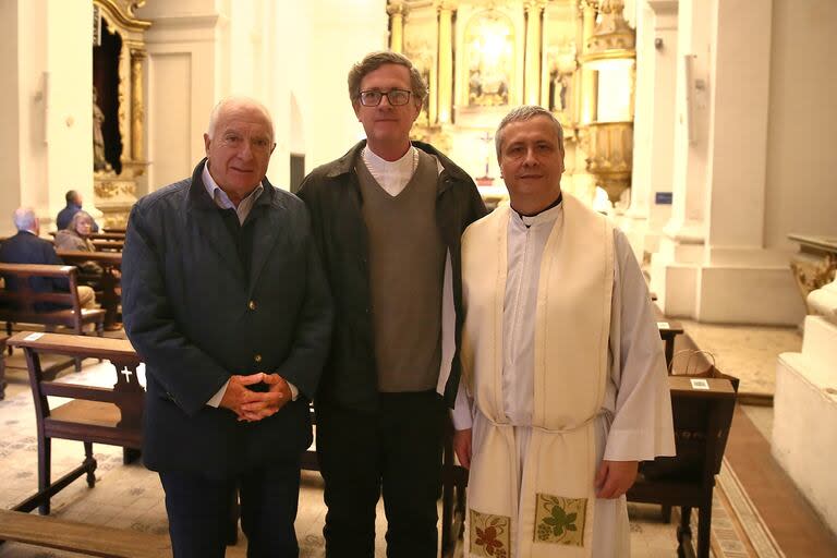 De izq. a der.: Norberto Frigerio,  director de Relaciones Institucionales de LA NACIÓN; monseñor García Cuerva y  Gustavo Anitco, rector a cargo de la iglesia Santa Catalina de Siena