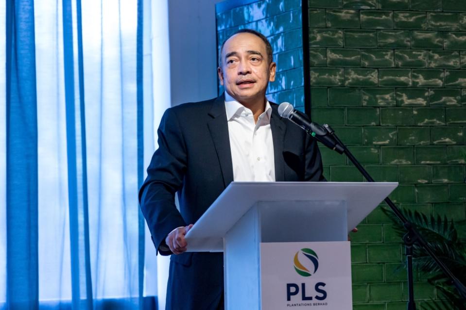 Group Chairman of PLS Plantations Berhad Tan Sri Dato’ Sri Mohamed Nazir Razak speaks during a signing ceremony between PLS Plantation Sdn Berhad and MYFARM Inc Japan at Innside Kuala Lumpur EkoCheras March 5, 2023. — Picture by Firdaus Latif