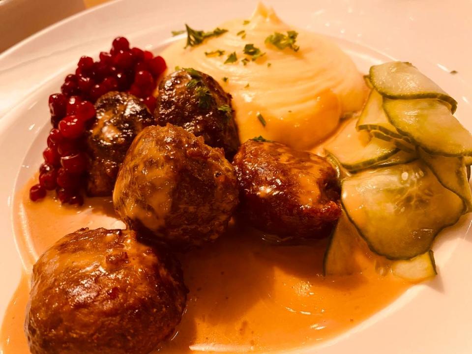 Albóndigas con puré de papas y arándanos rojos, plato típico de la cocina sueca.