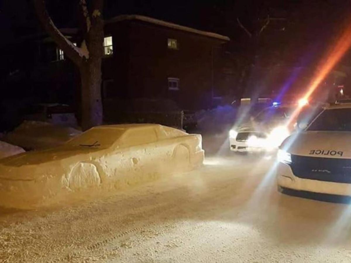 Kanada: Mann baut DeLorean aus Schnee, die Polizei hat Spaß