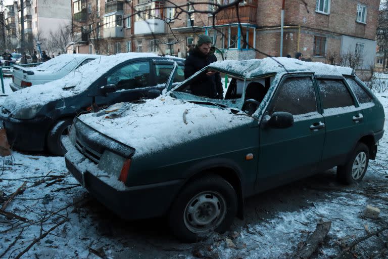Un automóvil dañado por las esquirlas de un dron en el distrito de Shevchenkivskyi en Kiev. Photo: -/Ukrinform/dpa
