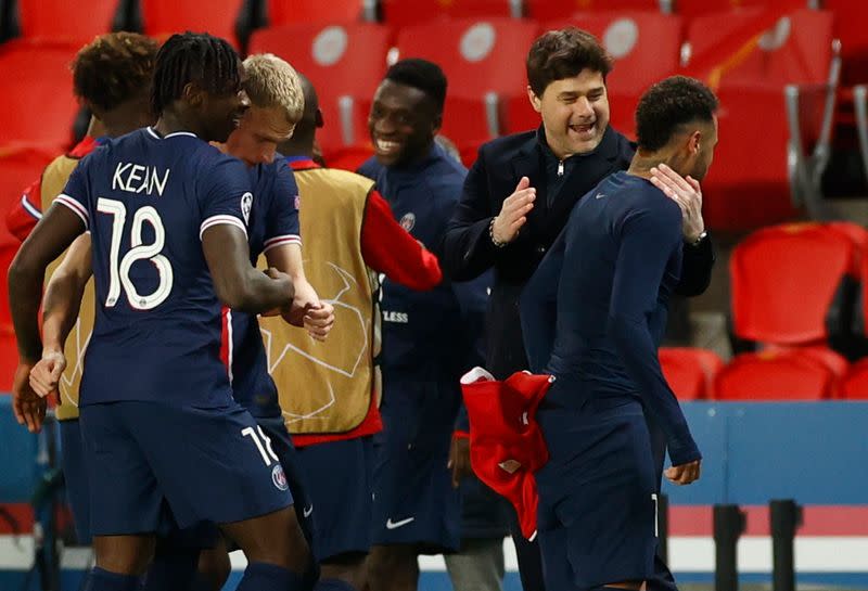 Neymar celebra con Mauricio Pochettino tras la clasificación del PSG a semifinales de la Champions League