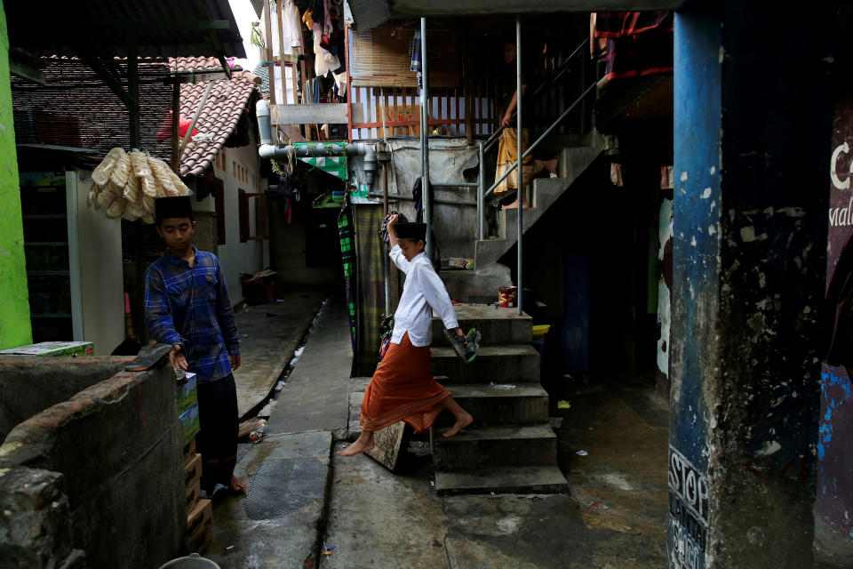 <p>Students leave their dormitories to attend religious service during the holy month of Ramadan at Lirboyo Islamic boarding school in Kediri, Indonesia, May 19, 2018. (Photo: Beawiharta/Reuters) </p>