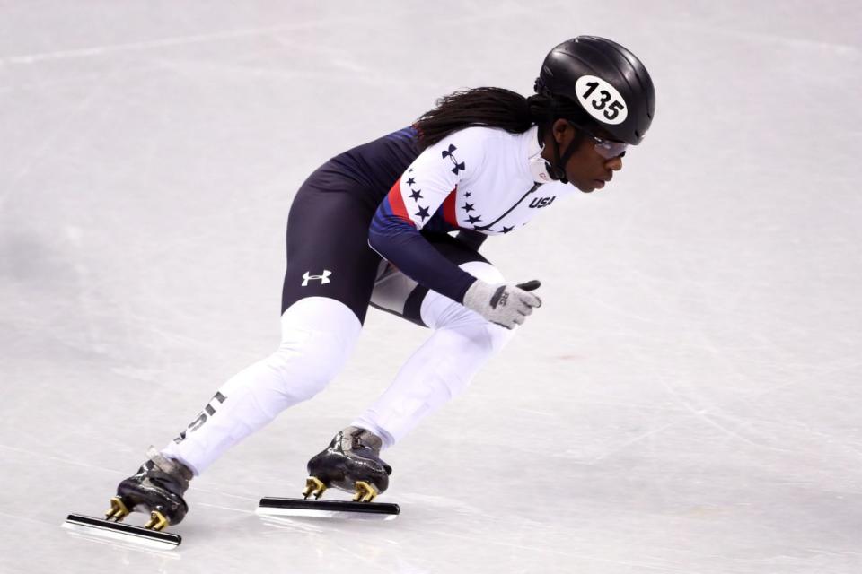Maame Biney, la primera mujer afroamericana en el equipo olímpico de patinaje de velocidad de Estados Unidos, avanzó el sábado en la competición de pista corta de 500 metros con una actuación que parecía la de un veterano en la primera ronda en los Juegos Olímpicos de Invierno. (AP)