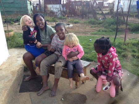 Las chicas Hewitty sus amigas en Mamelodi. Foto: Mamelodi for a Month