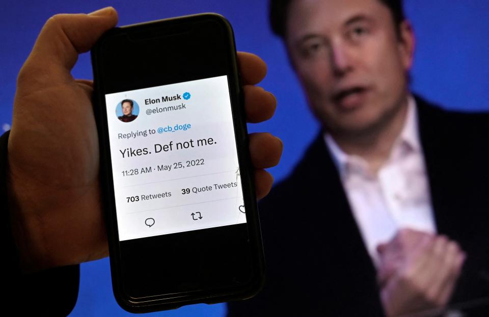 Una foto ilustración de Elon Musk con uno de sus tuits (Foto OLIVIER DOULIERY / AFP) (Foto: OLIVIER DOULIERY/AFP via Getty Images)