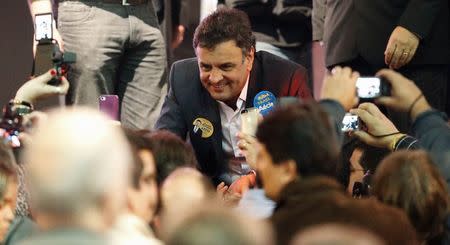 Presidential candidate Aecio Neves of Brazilian Social Democratic Party (PSDB) interacts during a campaign rally in Campinas August 28, 2014. REUTERS/Paulo Whitaker