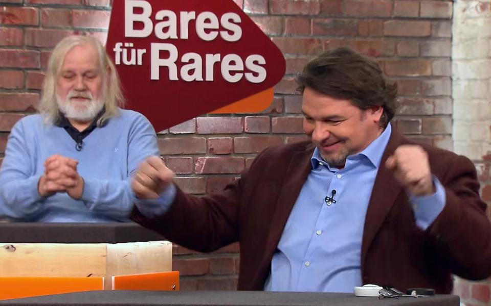 <p>Horst Lichter bemerkte in der Mittwochsausgabe der ZDF-Trödelshow "Bares für Rares" erst die schlecht gemalten Hände und Füße auf dem sakralen Bild. Sein Experte hingegen fand es "ergreifend" und Händler Daniel Meyer jubelte gar, als er das vielleicht älteste Bild der "Bares für Rares"-Geschichte ersteigerte... (Bild: ZDF)</p> 