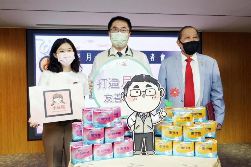 去年八月市府與台南在地生理用品製造大廠康那香、倡議性平社團全球小紅帽協會共同召開記者會，宣示啟動登月計畫。（市府提供）